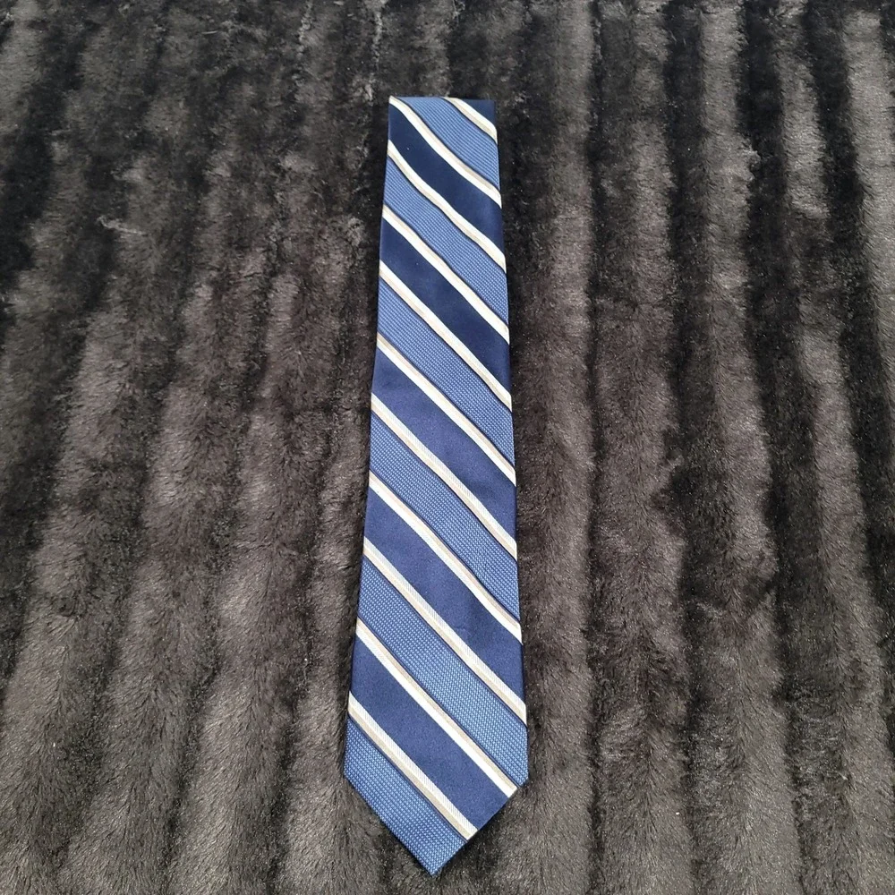Michael Michael Kors Mens Silk Necktie Navy Blue Tan Striped Silk Tie RN 121148